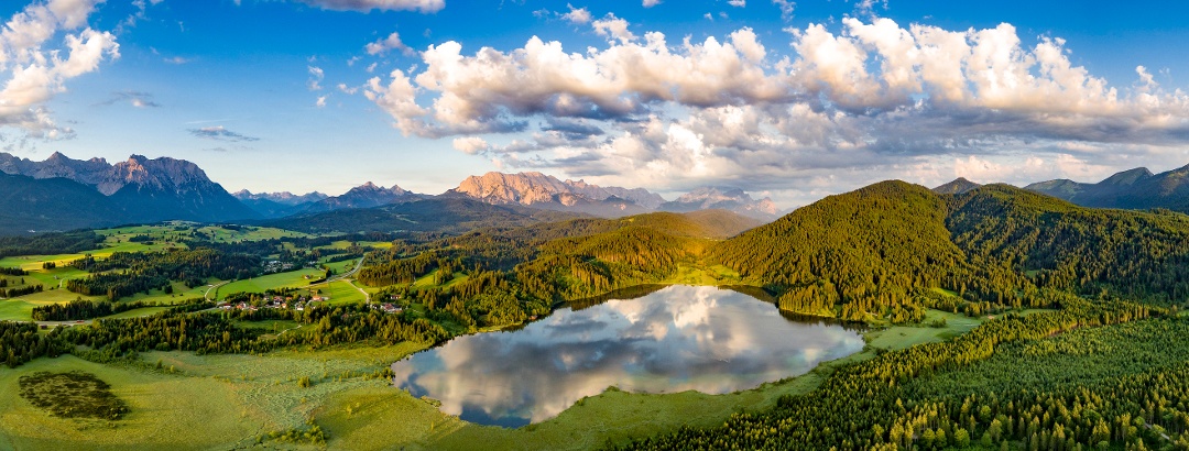 Barmsee mit Karwendel und Wettersteingebirge im Hintergrund