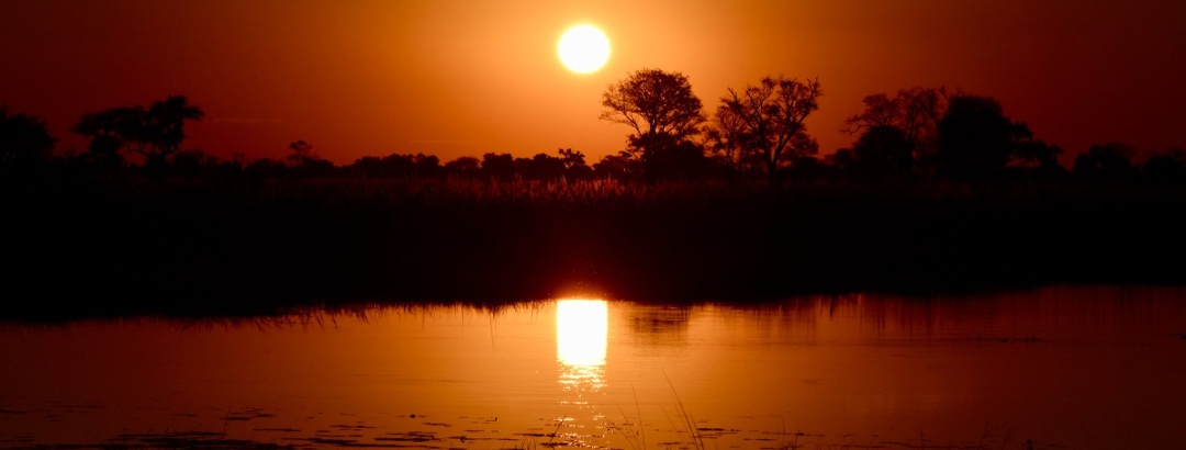 Sonnenuntergang am Okavango Delta in Botswana.