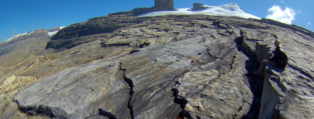 View from the summit plateau to Púlpito del Diablo (4949 m - left) and Pan De Azúcar (5250 m - right)