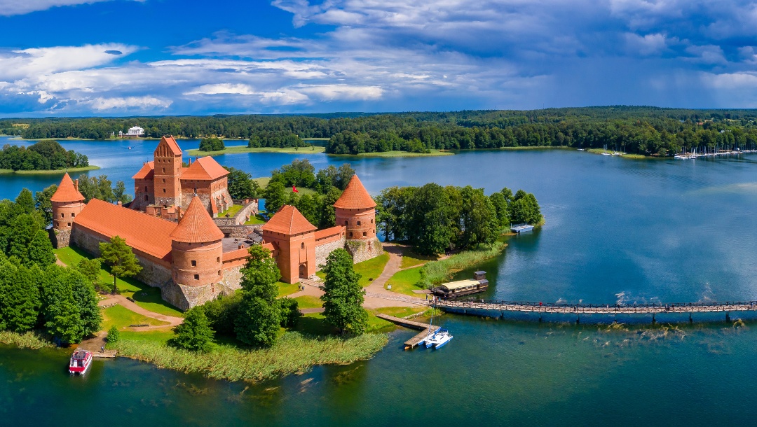 Zwischen Natur und Kultur in Litauen: Wandern zur Wasserburg Trakai